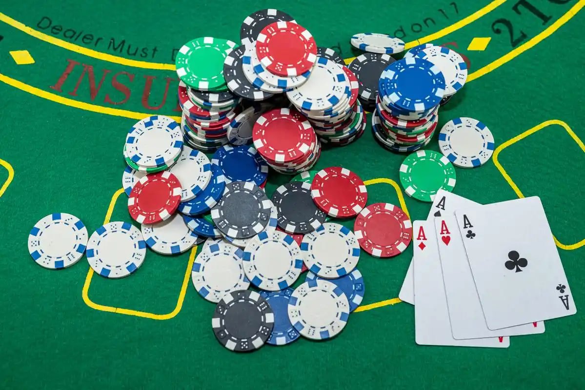 Ilustrasi kemenangan pemain sportsbook dan slot online royal9999 dengan tema neon dan keren